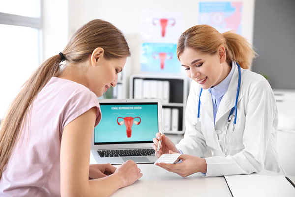 den-co-so-y-te-kham-phu-khoa Khi thấy tới tháng có màu đen hoặc khí hư có đặc điểm lạ thì chị em nên đến các cơ sở y tế để được thăm khám