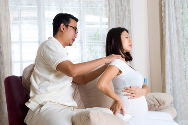 Massage giảm đau lưng khi mang thai