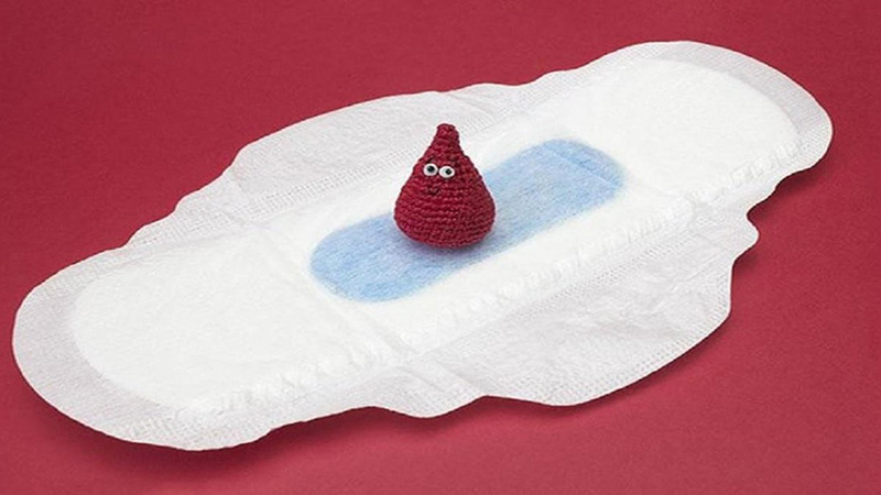 mau-mau-dohong-nau Máu kinh bình thường có màu đỏ tươi, đỏ sẫm và không bị vón cục
